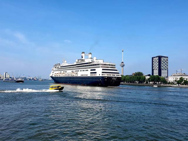 Afvaart ms Amsterdam van de Holland America Line van de Cruise Terminal Rotterdam